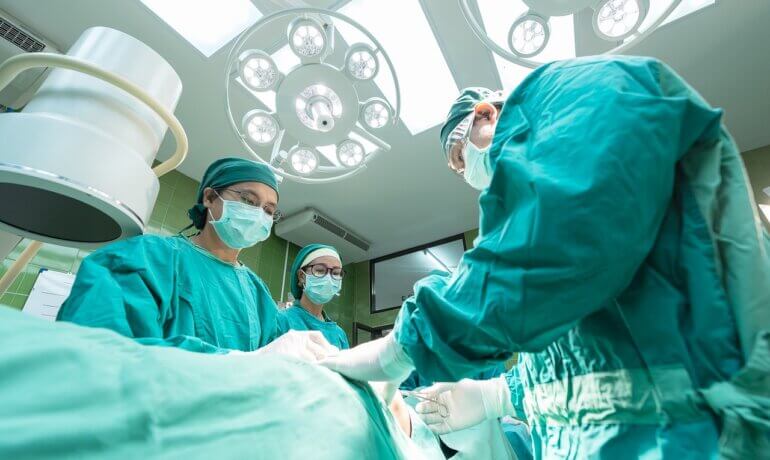 Chirurdzy operujący na sali operacyjnej